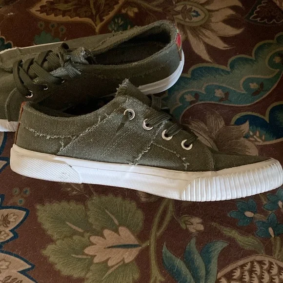 Tommy Bahama Distressed Sneakers - Picture 3 of 16